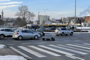 29.01.2021. Kielce. Wypadek na skrzyżowaniu ulic Źródłowej i Sandomierskiej / Jarosław Kubalski / Radio Kielce