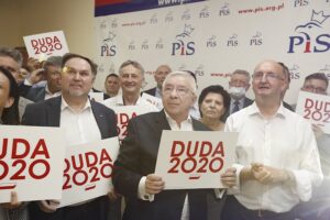 28.06.2020. Kielce. Sztab wyborczy PiS. Na zdjęciu (od lewej): Marek Kwitek, poseł PiS, Krzysztof Lipiec, poseł; lider świętokrzyskiego PiS, Piotr Wawrzyk - poseł; wiceminister spraw zagranicznych / Jarosław Kubalski / Radio Kielce