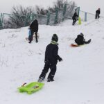 13.01.2021 Kielce. Zabawy dzieci na śniegu / Jarosław Kubalski / Radio Kielce