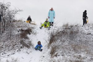 13.01.2021 Kielce. Zabawy dzieci na śniegu / Jarosław Kubalski / Radio Kielce