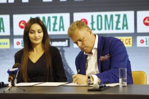 13.08.2020. Kielce. Konferencja prasowa. Na zdjęciu (od lewej): Jagoda Iwańczuk - prezes Van Pur SA, Bertus Servaas - Łomża Vive Kielce / Jarosław Kubalski / Radio Kielce