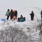 13.01.2021 Kielce. Zabawy dzieci na śniegu / Jarosław Kubalski / Radio Kielce