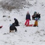 13.01.2021 Kielce. Zabawy dzieci na śniegu / Jarosław Kubalski / Radio Kielce