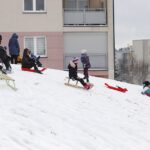 13.01.2021 Kielce. Zabawy dzieci na śniegu / Jarosław Kubalski / Radio Kielce