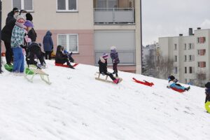 13.01.2021 Kielce. Zabawy dzieci na śniegu / Jarosław Kubalski / Radio Kielce