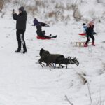 13.01.2021 Kielce. Zabawy dzieci na śniegu / Jarosław Kubalski / Radio Kielce