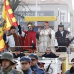 06.01.2020 Kielce. Orszak Trzech Króli. Na zdjęciu (od lewej): Marek Adamczak (Talanger) - założyciel Muzeum Samochodu Papieskiego JP2 w Kielcach, Przemysław Predygier (Melchior) - dyrektor TVP3 Kielce, pułkownik Jarosław Molisak (Kacper) - szef Wojewódzkiego Sztabu Wojskowego w Kielcach i Grzegorz Motak (Baltazar) - dowódca 10. Świętokrzyskiej Brygady Obrony Terytorialnej / Jarosław Kubalski / Radio Kielce