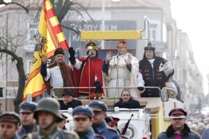 06.01.2020 Kielce. Orszak Trzech Króli. Na zdjęciu (od lewej): Marek Adamczak (Talanger) - założyciel Muzeum Samochodu Papieskiego JP2 w Kielcach, Przemysław Predygier (Melchior) - dyrektor TVP3 Kielce, pułkownik Jarosław Molisak (Kacper) - szef Wojewódzkiego Sztabu Wojskowego w Kielcach i Grzegorz Motak (Baltazar) - dowódca 10. Świętokrzyskiej Brygady Obrony Terytorialnej / Jarosław Kubalski / Radio Kielce