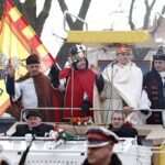 06.01.2020 Kielce. Orszak Trzech Króli. Na zdjęciu (od lewej): Marek Adamczak (Talanger) - założyciel Muzeum Samochodu Papieskiego JP2 w Kielcach, Przemysław Predygier (Melchior) - dyrektor TVP3 Kielce, pułkownik Jarosław Molisak (Kacper) - szef Wojewódzkiego Sztabu Wojskowego w Kielcach i Grzegorz Motak (Baltazar) - dowódca 10. Świętokrzyskiej Brygady Obrony Terytorialnej / Jarosław Kubalski / Radio Kielce