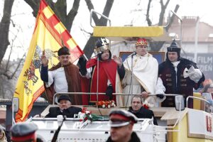 06.01.2020 Kielce. Orszak Trzech Króli. Na zdjęciu (od lewej): Marek Adamczak (Talanger) - założyciel Muzeum Samochodu Papieskiego JP2 w Kielcach, Przemysław Predygier (Melchior) - dyrektor TVP3 Kielce, pułkownik Jarosław Molisak (Kacper) - szef Wojewódzkiego Sztabu Wojskowego w Kielcach i Grzegorz Motak (Baltazar) - dowódca 10. Świętokrzyskiej Brygady Obrony Terytorialnej / Jarosław Kubalski / Radio Kielce