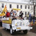 06.01.2020 Kielce. Orszak Trzech Króli. Na zdjęciu (od lewej): Przemysław Predygier (Melchior) - dyrektor TVP3 Kielce, Marek Adamczak (Talanger) - założyciel Muzeum Samochodu Papieskiego JP2 w Kielcach, pułkownik Jarosław Molisak (Kacper) - szef Wojewódzkiego Sztabu Wojskowego w Kielcach i Grzegorz Motak (Baltazar) - dowódca 10. Świętokrzyskiej Brygady Obrony Terytorialnej / Jarosław Kubalski / Radio Kielce