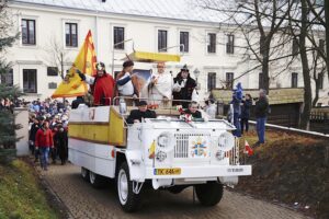 06.01.2020 Kielce. Orszak Trzech Króli. Na zdjęciu (od lewej): Przemysław Predygier (Melchior) - dyrektor TVP3 Kielce, Marek Adamczak (Talanger) - założyciel Muzeum Samochodu Papieskiego JP2 w Kielcach, pułkownik Jarosław Molisak (Kacper) - szef Wojewódzkiego Sztabu Wojskowego w Kielcach i Grzegorz Motak (Baltazar) - dowódca 10. Świętokrzyskiej Brygady Obrony Terytorialnej / Jarosław Kubalski / Radio Kielce