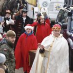 06.01.2020 Kielce. Orszak Trzech Króli. Na zdjęciu (od lewej): Grzegorz Motak (Baltazar) - dowódca 10. Świętokrzyskiej Brygady Obrony Terytorialnej, Przemysław Predygier (Melchior) - dyrektor TVP3 Kielce i pułkownik Jarosław Molisak (Kacper) - szef Wojewódzkiego Sztabu Wojskowego w Kielcach / Jarosław Kubalski / Radio Kielce