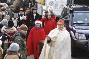 06.01.2020 Kielce. Orszak Trzech Króli. Na zdjęciu (od lewej): Grzegorz Motak (Baltazar) - dowódca 10. Świętokrzyskiej Brygady Obrony Terytorialnej, Przemysław Predygier (Melchior) - dyrektor TVP3 Kielce i pułkownik Jarosław Molisak (Kacper) - szef Wojewódzkiego Sztabu Wojskowego w Kielcach / Jarosław Kubalski / Radio Kielce