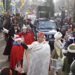 06.01.2020 Kielce. Orszak Trzech Króli. Na zdjęciu (od lewej): Grzegorz Motak (Baltazar) - dowódca 10. Świętokrzyskiej Brygady Obrony Terytorialnej, Przemysław Predygier (Melchior) - dyrektor TVP3 Kielce i pułkownik Jarosław Molisak (Kacper) - szef Wojewódzkiego Sztabu Wojskowego w Kielcach / Jarosław Kubalski / Radio Kielce