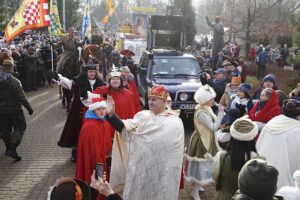 06.01.2020 Kielce. Orszak Trzech Króli. Na zdjęciu (od lewej): Grzegorz Motak (Baltazar) - dowódca 10. Świętokrzyskiej Brygady Obrony Terytorialnej, Przemysław Predygier (Melchior) - dyrektor TVP3 Kielce i pułkownik Jarosław Molisak (Kacper) - szef Wojewódzkiego Sztabu Wojskowego w Kielcach / Jarosław Kubalski / Radio Kielce