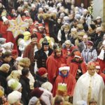 06.01.2020 Kielce. Orszak Trzech Króli. Na zdjęciu (od lewej): Marek Adamczak (Talanger) - założyciel Muzeum Samochodu Papieskiego JP2 w Kielcach, Grzegorz Motak (Baltazar) - dowódca 10. Świętokrzyskiej Brygady Obrony Terytorialnej, Przemysław Predygier (Melchior) - dyrektor TVP3 Kielce i pułkownik Jarosław Molisak (Kacper) - szef Wojewódzkiego Sztabu Wojskowego w Kielcach / Jarosław Kubalski / Radio Kielce