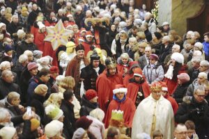 06.01.2020 Kielce. Orszak Trzech Króli. Na zdjęciu (od lewej): Marek Adamczak (Talanger) - założyciel Muzeum Samochodu Papieskiego JP2 w Kielcach, Grzegorz Motak (Baltazar) - dowódca 10. Świętokrzyskiej Brygady Obrony Terytorialnej, Przemysław Predygier (Melchior) - dyrektor TVP3 Kielce i pułkownik Jarosław Molisak (Kacper) - szef Wojewódzkiego Sztabu Wojskowego w Kielcach / Jarosław Kubalski / Radio Kielce