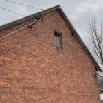 Dyszów. Dom, którego jedna ze ścian zbudowana została z cerkiewnych cegieł. Ciekawostką jest wmurowana w szczycie ściany twarz Jezusa Chrystusa. Monument również pochodzi z koneckiej cerkwi / Magdalena Galas-Klusek / Radio Kielce