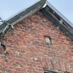 Dyszów. Dom, którego jedna ze ścian zbudowana została z cerkiewnych cegieł. Ciekawostką jest wmurowana w szczycie ściany twarz Jezusa Chrystusa. Monument również pochodzi z koneckiej cerkwi / Magdalena Galas-Klusek / Radio Kielce