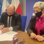 26.01.2020. Kielce. Podpisanie umowy na budowę Centrum Opiekuńczo-Mieszkalnego w Osieku. Na zdjęciu: Rafał Łysiak - burmistrz miasta i gminy Osiek i Hanna Rzepka, skarbnik gminy / Iwona Murawska / Radio Kielce