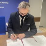 26.01.2020. Kielce. Podpisanie umowy na budowę Centrum Opiekuńczo-Mieszkalnego w Osieku. Na zdjęciu: Zbigniew Koniusz - wojewoda świętokrzyski / Iwona Murawska / Radio Kielce