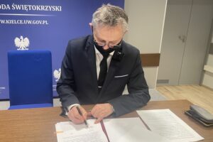 26.01.2020. Kielce. Podpisanie umowy na budowę Centrum Opiekuńczo-Mieszkalnego w Osieku. Na zdjęciu: Zbigniew Koniusz - wojewoda świętokrzyski / Iwona Murawska / Radio Kielce