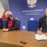26.01.2020. Kielce. Podpisanie umowy na budowę Centrum Opiekuńczo-Mieszkalnego w Osieku. Na zdjęciu (od lewej): Rafał Łysiak - burmistrz miasta i gminy Osiek i Hanna Rzepka, skarbnik gminy, Zbigniew Koniusz - wojewoda świętokrzyski / Iwona Murawska / Radio Kielce