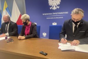 26.01.2020. Kielce. Podpisanie umowy na budowę Centrum Opiekuńczo-Mieszkalnego w Osieku. Na zdjęciu (od lewej): Rafał Łysiak - burmistrz miasta i gminy Osiek i Hanna Rzepka, skarbnik gminy, Zbigniew Koniusz - wojewoda świętokrzyski / Iwona Murawska / Radio Kielce