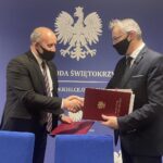 26.01.2020. Kielce. Podpisanie umowy na budowę Centrum Opiekuńczo-Mieszkalnego w Osieku. Na zdjęciu 9od lewej): Rafał Łysiak - burmistrz miasta i gminy Osiek i Zbigniew Koniusz - wojewoda świętokrzyski / Iwona Murawska / Radio Kielce