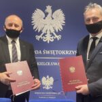 26.01.2020. Kielce. Podpisanie umowy na budowę Centrum Opiekuńczo-Mieszkalnego w Osieku. Na zdjęciu 9od lewej): Rafał Łysiak - burmistrz miasta i gminy Osiek i Zbigniew Koniusz - wojewoda świętokrzyski / Iwona Murawska / Radio Kielce