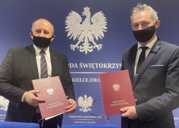 26.01.2020. Kielce. Podpisanie umowy na budowę Centrum Opiekuńczo-Mieszkalnego w Osieku. Na zdjęciu 9od lewej): Rafał Łysiak - burmistrz miasta i gminy Osiek i Zbigniew Koniusz - wojewoda świętokrzyski / Iwona Murawska / Radio Kielce