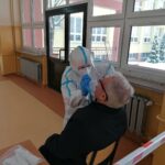 14.01.2021 Busko-Zdrój. Badania przesiewowe w Szkole Podstawowej nr 3 / Marta Gajda / Radio Kielce