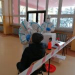 14.01.2021 Busko-Zdrój. Badania przesiewowe w Szkole Podstawowej nr 3 / Marta Gajda / Radio Kielce