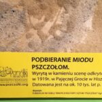 16.01.2021. Niezwojowice. Obrazy przedstawiające pszczoły i człowieka zbierającego miód / Marta Gajda / Radio Kielce