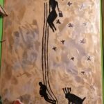 16.01.2021. Niezwojowice. Obrazy przedstawiające pszczoły i człowieka zbierającego miód / Marta Gajda / Radio Kielce