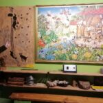 16.01.2021. Niezwojowice. Obrazy przedstawiające pszczoły i człowieka zbierającego miód / Marta Gajda / Radio Kielce