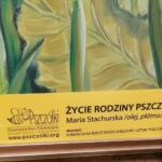 16.01.2021. Niezwojowice. Obrazy przedstawiające pszczoły i człowieka zbierającego miód / Marta Gajda / Radio Kielce