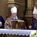 05.06.2020. Rudnik nad Sanem. Msza pogrzebowa księdza Czesława Wali. Na zdjęciu (od lewej): Piotr Turzyński - biskup pomocniczy diecezji radomskiej, abp Wacław Depo - metropolita częstochowski, Krzysztof Nitkiewicz - biskup sandomierski / Grażyna-Szlęzak-Wójcik / Radio Kielce