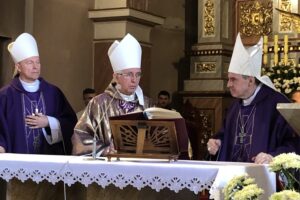 05.06.2020. Rudnik nad Sanem. Msza pogrzebowa księdza Czesława Wali. Na zdjęciu (od lewej): Piotr Turzyński - biskup pomocniczy diecezji radomskiej, abp Wacław Depo - metropolita częstochowski, Krzysztof Nitkiewicz - biskup sandomierski / Grażyna-Szlęzak-Wójcik / Radio Kielce