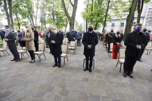 17.05.2020. Kielce. Msza święta dziękczynna za pontyfikat papieża Jana Pawła II. Na zdjęciu (od lewej): senator Krzysztof Słoń z żoną Beatą, poseł Krzysztof Lipiec - lider świętokrzyskich struktur PiS, Zbigniew Koniusz - wojewoda świętokrzyski, Andrzej Pruś - przewodniczący Sejmiku Województwa Świętokrzyskiego, Małgorzata Pruś - dyrektor biura poselskiego posła Krzysztofa Lipca / Jarosław Kubalski / Radio Kielce