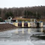 24.01.2021. Doły Biskupie. Zapora Wióry na rzece Świślinie / Robert Felczak / Radio Kielce