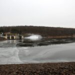 24.01.2021. Doły Biskupie. Zapora Wióry na rzece Świślinie / Robert Felczak / Radio Kielce