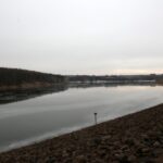 24.01.2021. Doły Biskupie. Zapora Wióry na rzece Świślinie / Robert Felczak / Radio Kielce