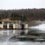 24.01.2021. Doły Biskupie. Zapora Wióry na rzece Świślinie / Robert Felczak / Radio Kielce