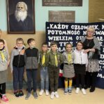 31.01.2021. Bilcza. Magdalena Ramiączek (z lewej) – nauczyciel wychowania wczesnoszkolnego w SP Bilcza oraz Urszula Wróblewska (z prawej) – dyrektor SP Bilcza wraz z uczniami klasy III / Kamil Król / Radio Kielce