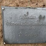 31.01.2021. Bilcza. Cmentarz parafialny. Bilcza. Cmentarz parafialny. Pamiątkowa tablica poświęcona ks. Piotrowi Ściegiennemu / Kamil Król / Radio Kielce