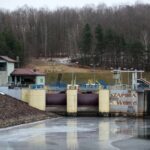 24.01.2021. Doły Biskupie. Zapora Wióry na rzece Świślinie / Robert Felczak / Radio Kielce