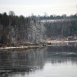 24.01.2021. Doły Biskupie. Zapora Wióry na rzece Świślinie / Robert Felczak / Radio Kielce