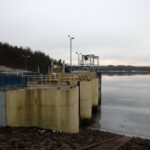 24.01.2021. Doły Biskupie. Zapora Wióry na rzece Świślinie / Robert Felczak / Radio Kielce